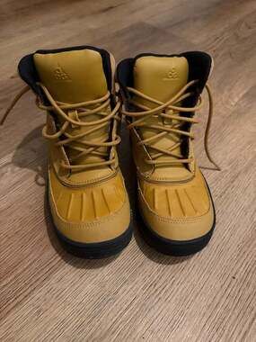 Nike Manoa ACG Youth Boots Size 3Y Wheat Gold